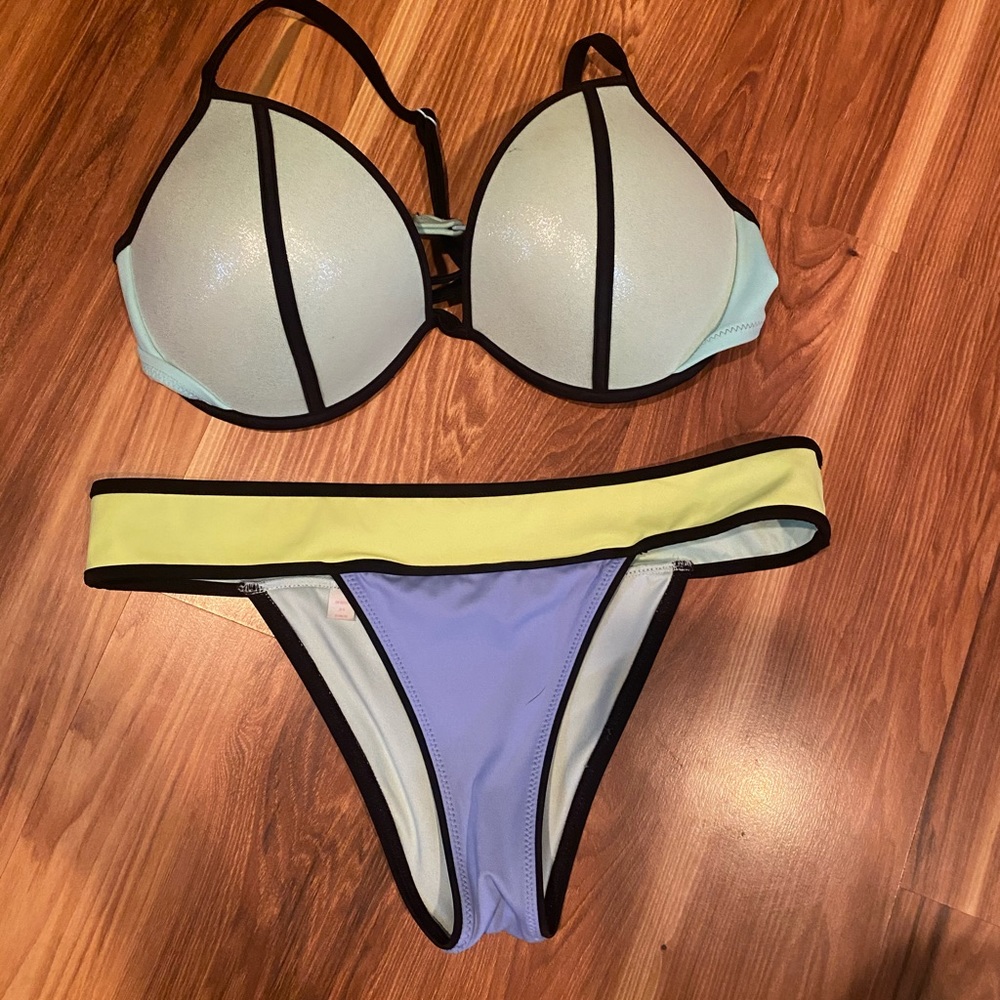 Victoria’s Secret color block bikini